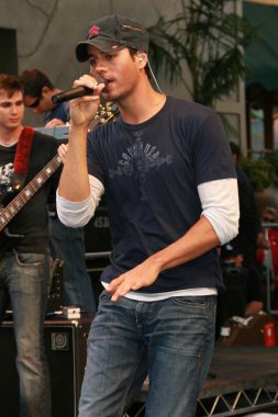 Enrique Iglesias-mağaza performans ve imzalama