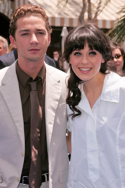 Shia LaBeouf and Zooey Deschanel — Stock Photo, Image