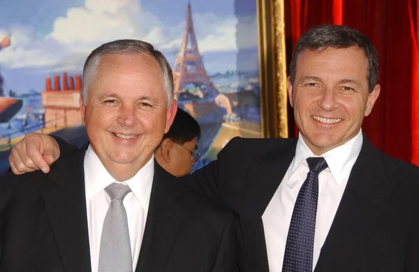 El Sr. Cook y Bob Iger — Foto de Stock