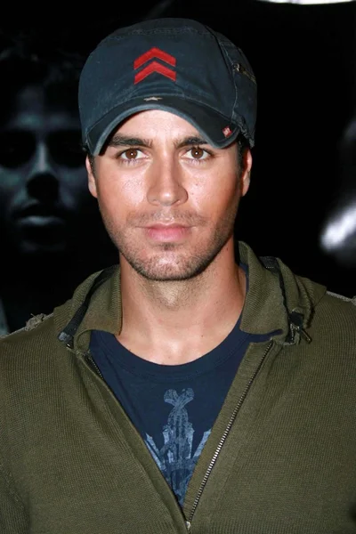 Enrique Iglesias In-Store Performance and Signing — Stock Photo, Image