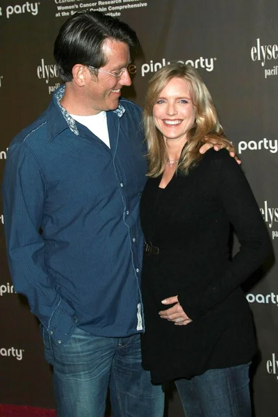 Courtney Thorne-Smith y su esposo Roger en la 3ª Fiesta Anual Rosa beneficiando al Cedars-Sinai Women 's Cancer Research Institute. Viceroy Hotel, Santa Monica, CA. 09-08-07 — Foto de Stock