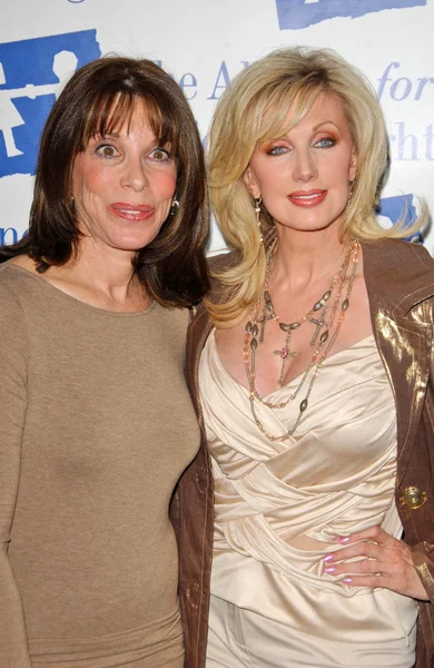 Kate linder en morgan fairchild tijdens het diner met vrienden cocktailparty profiteren van de Alliantie voor childrens rechten. acht-18, toluca lake, ca. 04-24-07 — Stockfoto