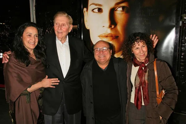 Sumner Redstone and wife Paula with Danny DeVito and Rhea Perlman — Stock Photo, Image