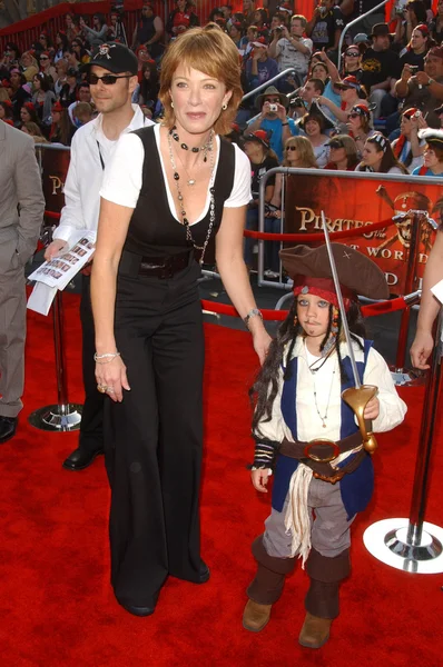 Lauren Holly y su hijo en el estreno mundial de "Piratas del Caribe: Al final del mundo" en beneficio de la fundación Make A Wish. Disneyland, Anaheim, CA. 05-19-07 — Foto de Stock