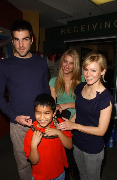 Zachary Quinto with Ashley Benson and Kristen Bell — Stock Photo, Image
