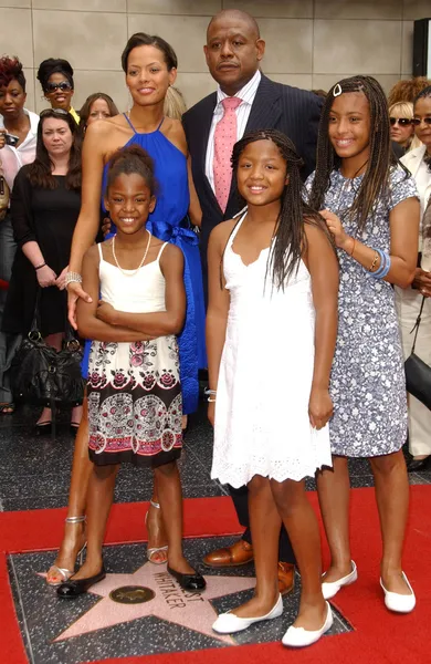 Keisha Whitaker con Forest Whitaker y su familia en la ceremonia en honor a Forest Whitaker con la estrella 2,335 en el Paseo de la Fama de Hollywood. Hollywood Boulevard, Hollywood, CA. 04-16-07 — Foto de Stock