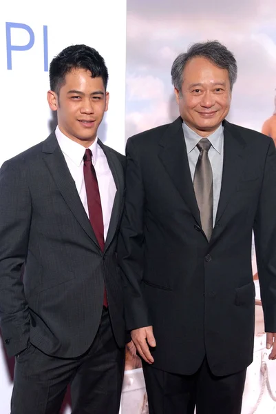 Mason Lee e padre Ang Lee alla proiezione speciale "Life Of Pi", Fox Studios Zanuck Theater, Los Angeles, CA 11-16-12 — Foto Stock