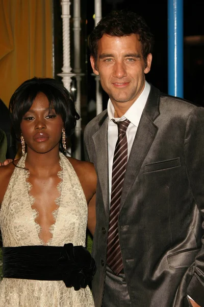 Clare-Hope Ashitey y Clive Owen — Foto de Stock