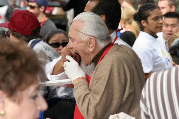 De los angeles missie thanksgiving maaltijd voor de daklozen — Stockfoto