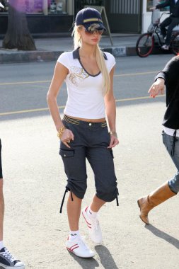 Paris hilton adlı bir fotoğraf çekmek için fila