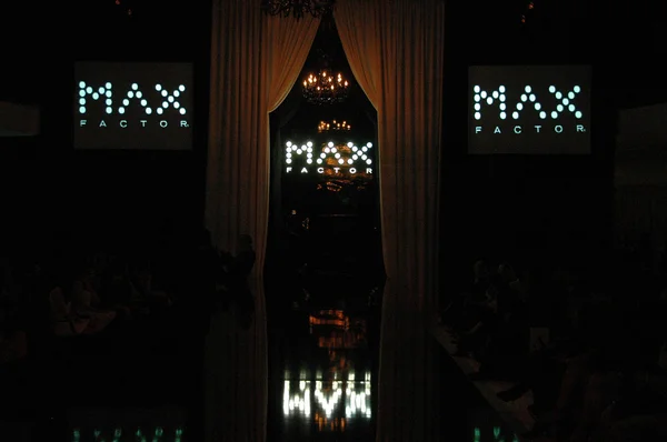 Max factor Pokaż korzystających ubranie naszych pleców Miłosierdzia wewnątrz — Zdjęcie stockowe