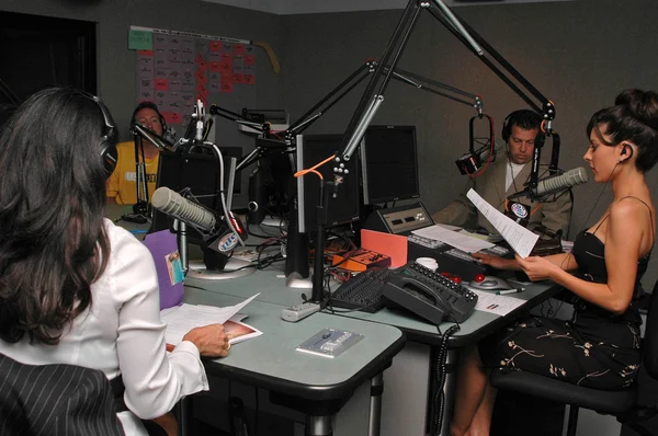 No Estúdio com a Hora de Dinheiro Livre Soloman em 97.1 FM GRÁTIS — Fotografia de Stock