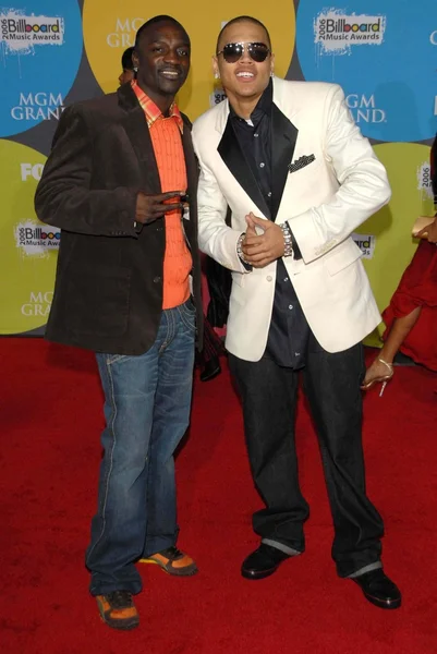 Akon und chris brown bei der Ankunft bei den Billboard Music Awards 2006. mgm grand hotel, las vegas, nv. 12-04-06 — Stockfoto