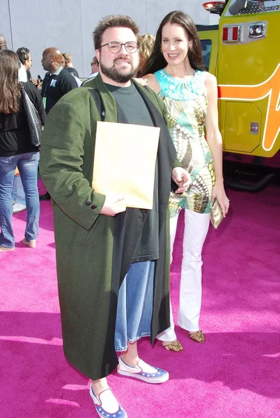 Kevin Smith and Jennifer Schwalbach Smith arriving at the 2007 MTV Movie Awards. Gibson Amphitheatre, Universal City, CA. 06-03-07 — Stock Photo, Image