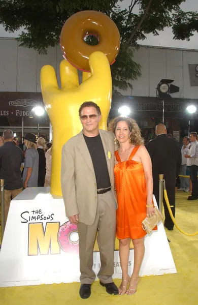 Albert Brooks et sa femme Kimberly à la première mondiale du film Les Simpson. Mann Village Theatre, Westwood, CA. 07-24-07 — Photo