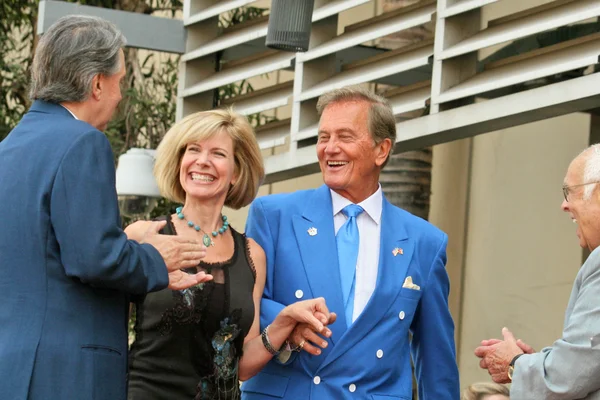 Mike Curb y Debby Boone con Pat Boone y Johnny Grant — Foto de Stock