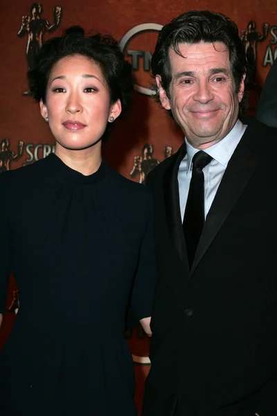 Sandra Oh y Alan Rosenberg — Foto de Stock