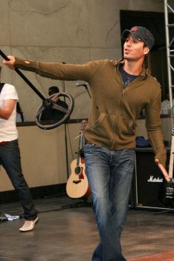 Enrique Iglesias-mağaza performans ve imzalama