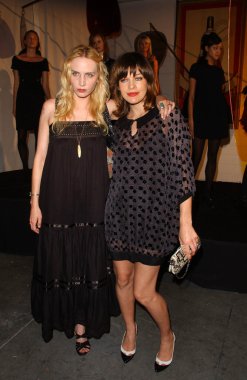 Carmen hawk ve milla jovovich