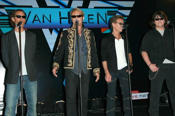 Alex Van Halen e David Lee Roth com Eddie Van Halen e Wolfgang Van Halen na Van Halen Reunion Tour Press Conference. Four Seasons Hotel, Los Angeles, CA. 08-13-07 — Fotografia de Stock