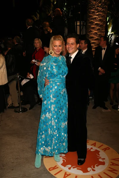 Alicja evans i ioan gruffudd w stronę Oscara 2007 Targi próżności. mortons, west hollywood, ca. 02-25-07 — Zdjęcie stockowe
