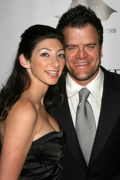 Kevin Weisman e sua esposa Jodi na 5th Annual Little Black Dress Gala beneficiando o Projeto de Epilepsia Pediátrica baseado em Los Angeles. Fleur de Lys, Bel Air, CA. 11-18-06 — Fotografia de Stock