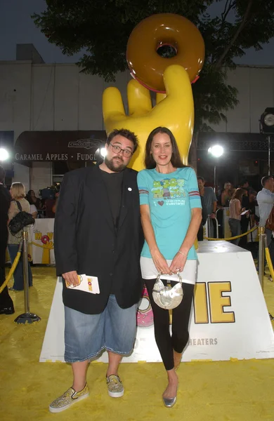 Kevin Smith y Jennifer Schwalbach Smith en el estreno mundial de The Simpsons Movie. Mann Village Theatre, Westwood, CA. 07-24-07 — Foto de Stock