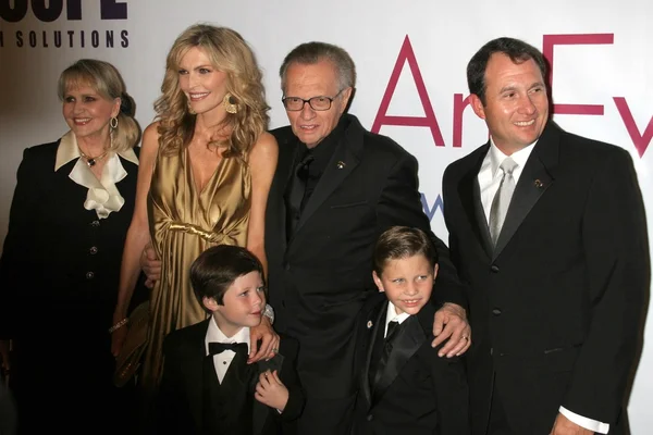 Shawn southwick, larry king und larry king jr. mit familie — Stockfoto