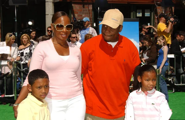 Mary J. Blige dengan Kendu Isaacs dan keluarganya di Los Angeles Premiere dari "Shrek The Third". Mann Village Theatre, Westwood, CA. 05-06-07 — Stok Foto