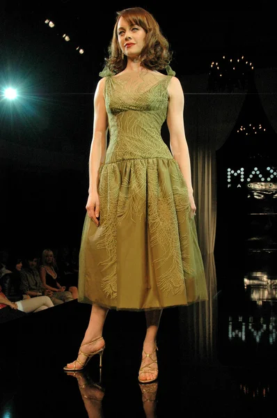 Max Factor Show Abbigliamento benefico fuori la nostra carità posteriore all'interno — Foto Stock