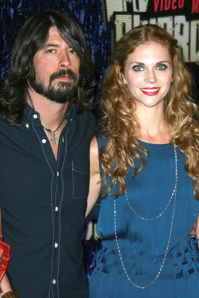 Dave Grohl and Jordyn Blum arriving at the 2007 MTV Video Music Awards. The Palms Hotel And Casino, Las Vegas, NV. 09-09-07 — 图库照片