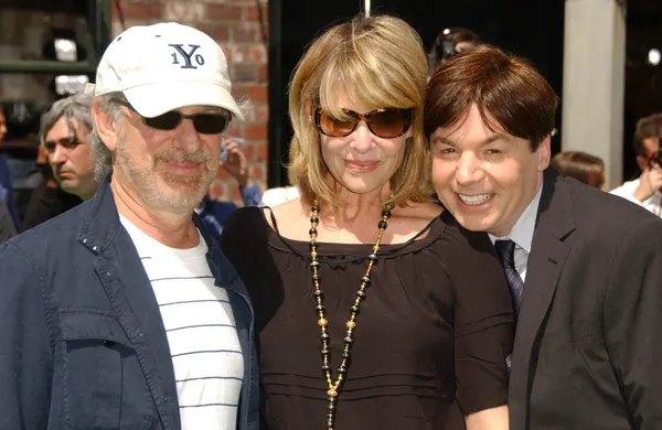 Steven Spielberg con Kate Capshaw e Mike Myers — Foto Stock
