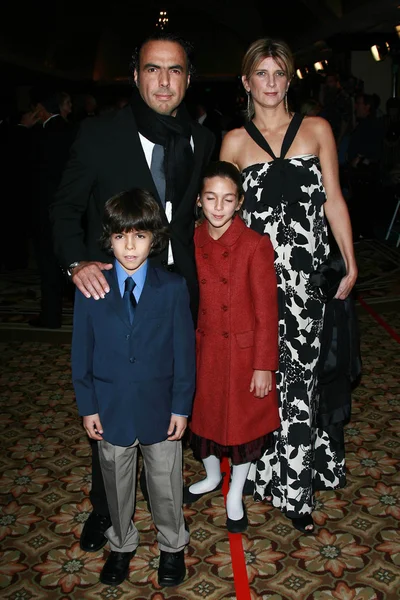 Alejandro gonzalez inarritu och familj på den 59: e årliga direktörerna guilden Amerika utmärkelser. hyatt regency century plaza, century city, ca. 02-03-07 — Stockfoto