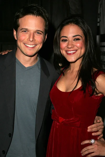 Scott wolf och camille guaty — Stockfoto