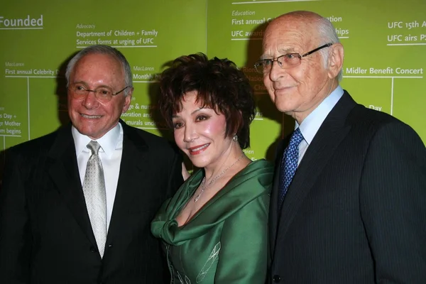 Stewart Resnick con Lynda Resnick y Norman Lear — Foto de Stock