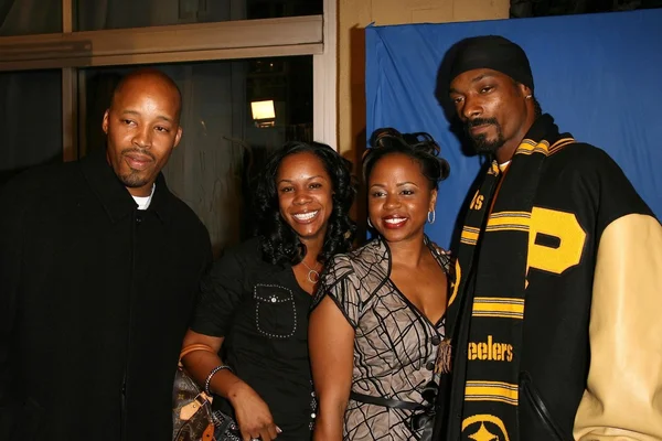 Warren G and Snoop Dogg with guests — Stock Photo, Image