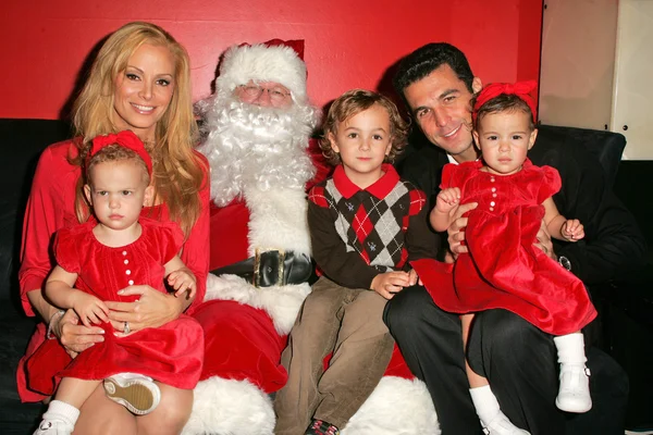 Cindy Margolis con Guy Starkman y sus hijos Sabrina, Nicholas y Sierra — Foto de Stock