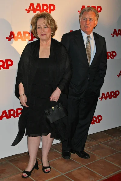 Kathy Bates and Martin Sheen — Stock Photo, Image