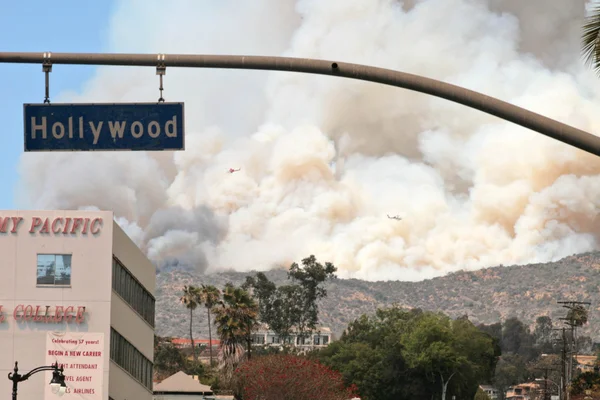 2007 ハリウッドの丘を火します。 — ストック写真