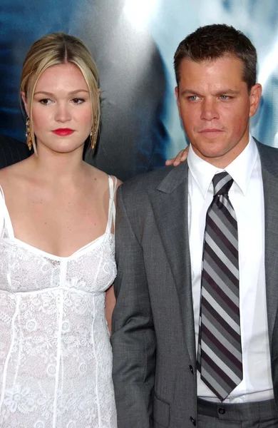 Julia Stiles and Matt Damon — Stock Photo, Image