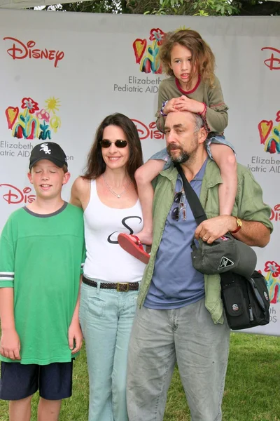Sheila Kelly, Richard Schiff y su familia — Foto de Stock