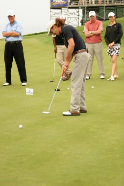 8 yıllık michael douglas ve lexus tarafından sunulan arkadaşlar