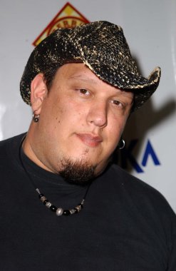 Etiket + kot pantolon ve altın Hawk defile