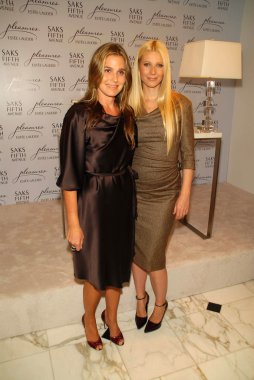 içinde bir mağazadan Aerin lauder ve gwyneth paltrow gwyneth paltrow ile onun estee lauder çizgi zevkler tanıtmak için bir görünüm. Saks Beşinci Cadde, beverly hills, ca 09-20-06