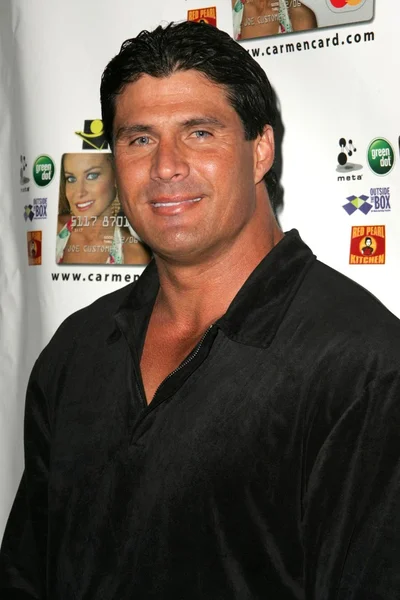 Carmen electra mastercard denize indirmek eğlenti