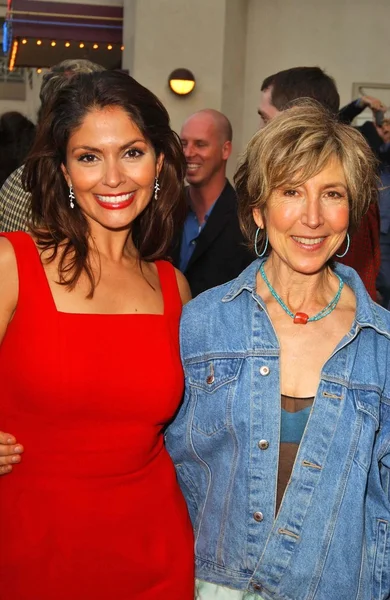 Farah white und lin shaye — Stockfoto