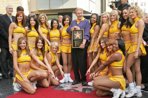 Jerry buss hollywood spacerem ceremonii Sława — Zdjęcie stockowe