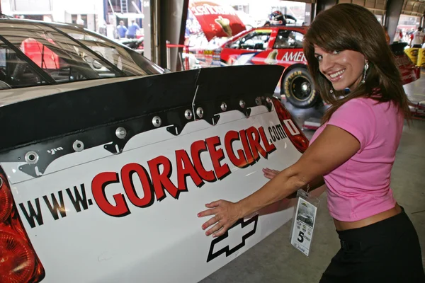 Bridgetta Tomarchio es la chica de carrera de la serie Busch de NASCAR — Foto de Stock