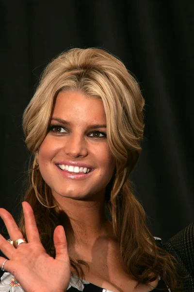 Jessica simpson och storsäljande meddela "total tillgång" — Stockfoto