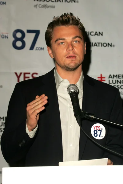 Leonardo Dicaprio and Barbara Boxer Prop 87 Press Conference — Stock Photo, Image